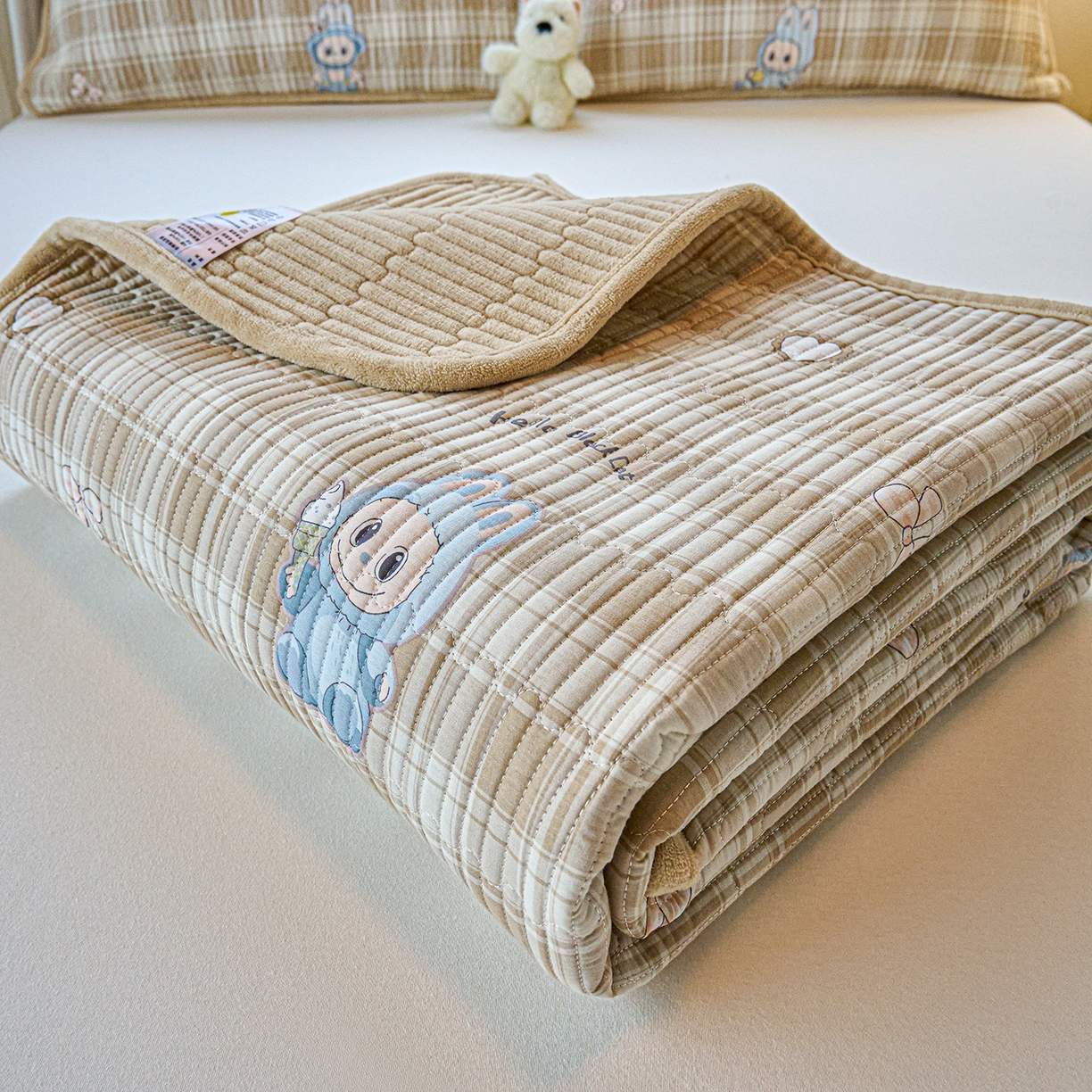 91家纺网 家纺一手货源 找家纺 小叮当家纺仓储工厂店 2025新款A版全棉B版牛奶绒床盖系列单床盖床盖单件 拉布兔兔（A棉B绒）