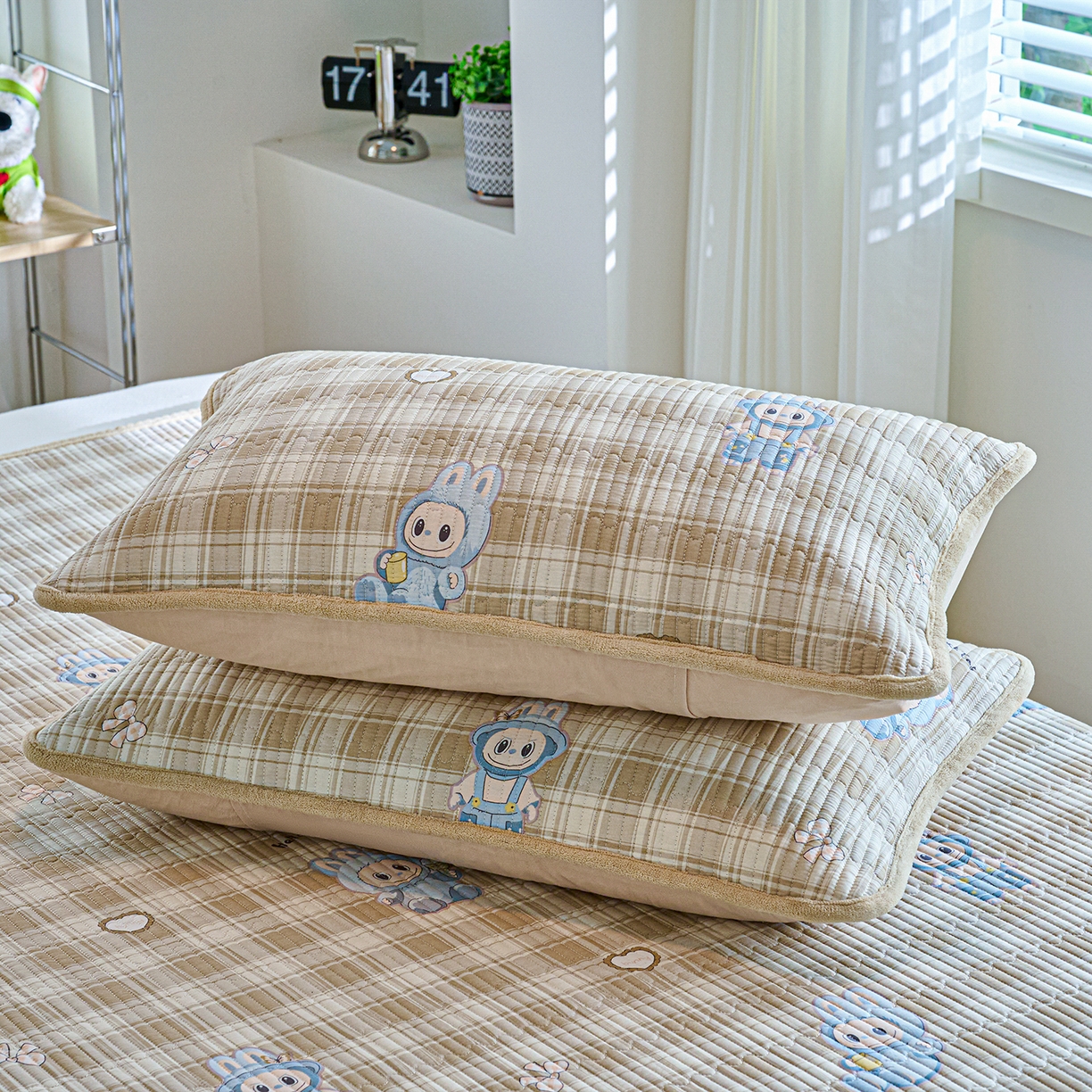 91家纺网 家纺一手货源 找家纺 小叮当家纺仓储工厂店 2025新款A版全棉B版牛奶绒床盖系列单床盖床盖单件 拉布兔兔（A棉B绒）