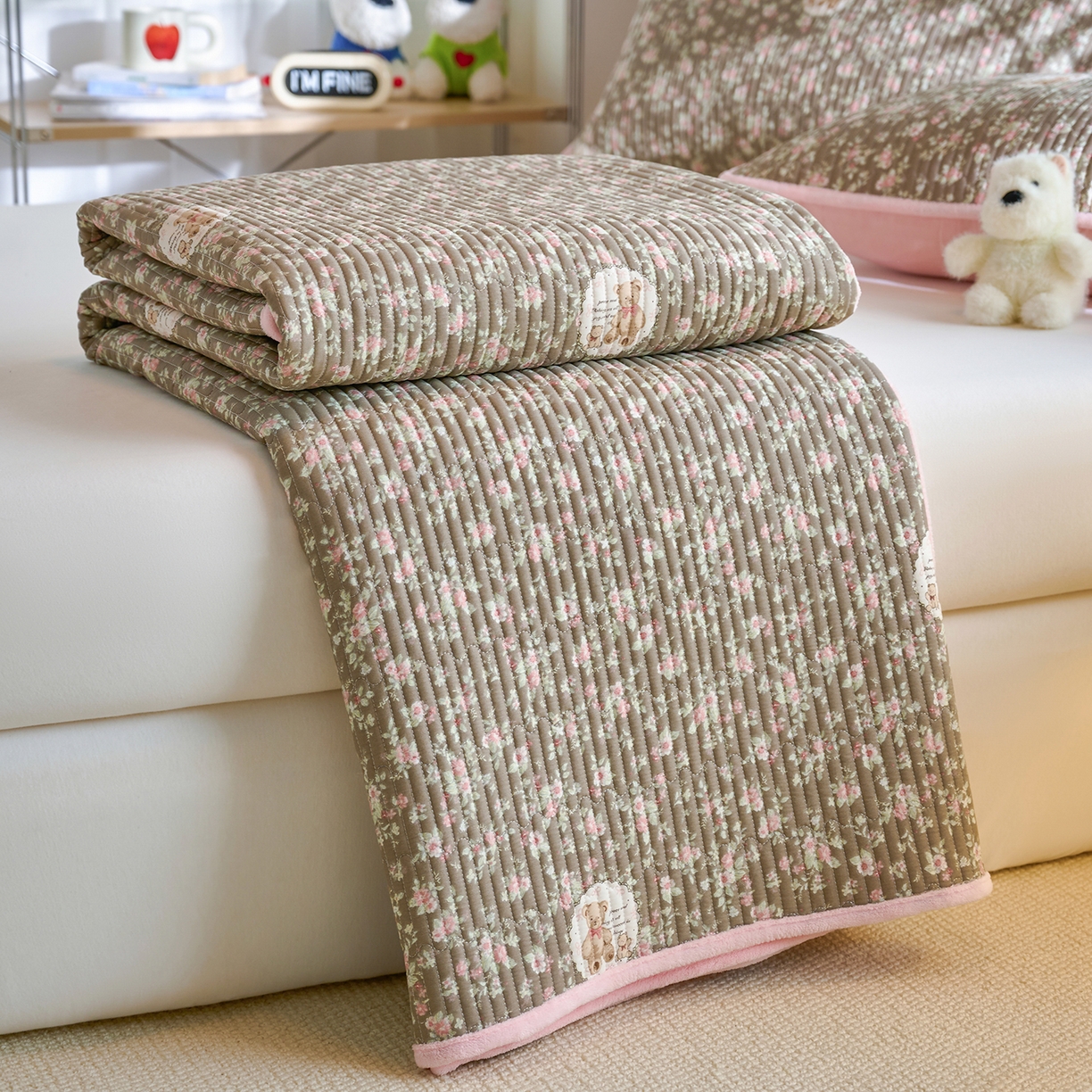 91家纺网 家纺一手货源 找家纺 小叮当家纺仓储工厂店 2025新款A版全棉B版牛奶绒床盖系列单床盖床盖单件 繁华小熊（A棉B绒）