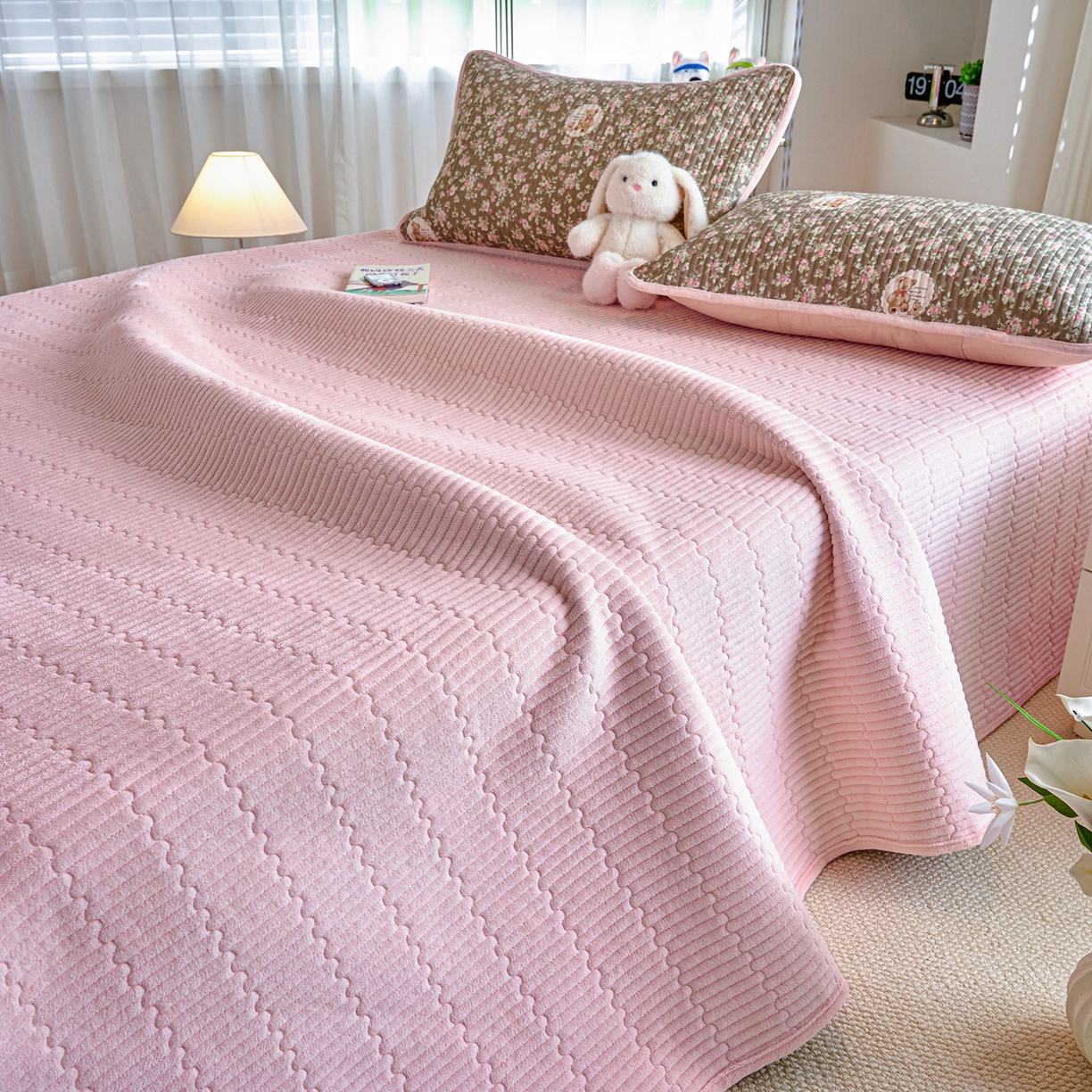 91家纺网 家纺一手货源 找家纺 小叮当家纺仓储工厂店 2025新款A版全棉B版牛奶绒床盖系列单床盖床盖单件 繁华小熊（A棉B绒）