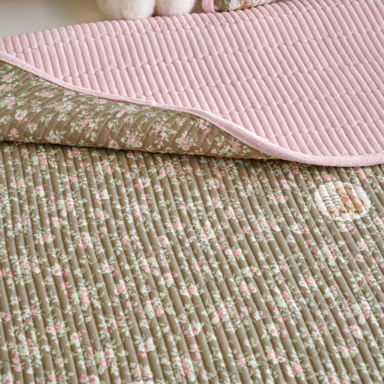 91家纺网 家纺一手货源 找家纺 小叮当家纺仓储工厂店 2025新款A版全棉B版牛奶绒床盖系列单床盖床盖单件 繁华小熊（A棉B绒）