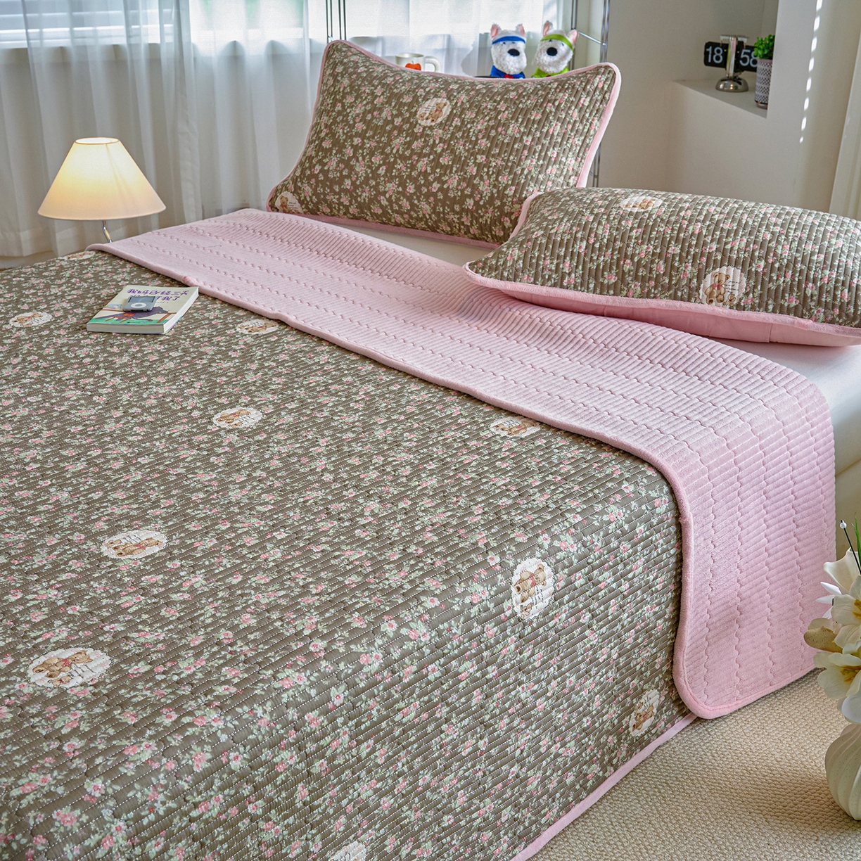 91家纺网 家纺一手货源 找家纺 小叮当家纺仓储工厂店 2025新款A版全棉B版牛奶绒床盖系列单床盖床盖单件 繁华小熊（A棉B绒）