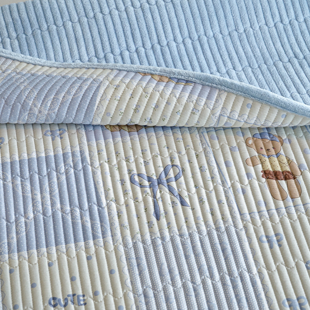 91家纺网 家纺一手货源 找家纺 小叮当家纺仓储工厂店 2025新款A版全棉B版牛奶绒床盖系列单床盖床盖单件 蓝格童话（A棉B绒）