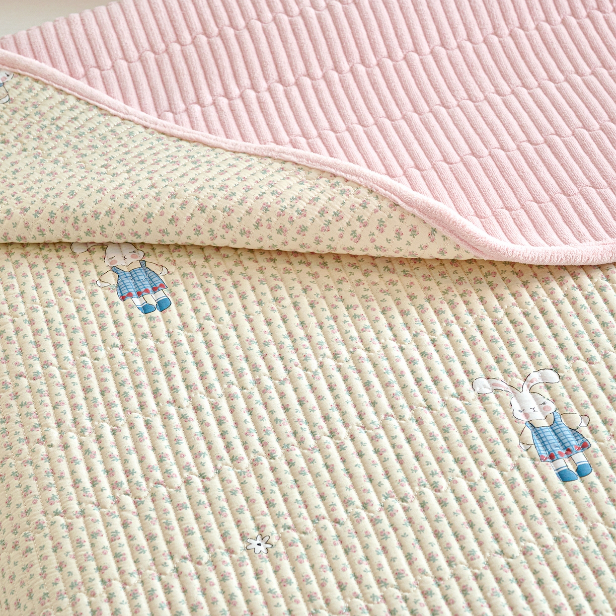 91家纺网 家纺一手货源 找家纺 小叮当家纺仓储工厂店 2025新款A版全棉B版牛奶绒床盖系列单床盖床盖单件 奶呼小兔（A棉B绒）