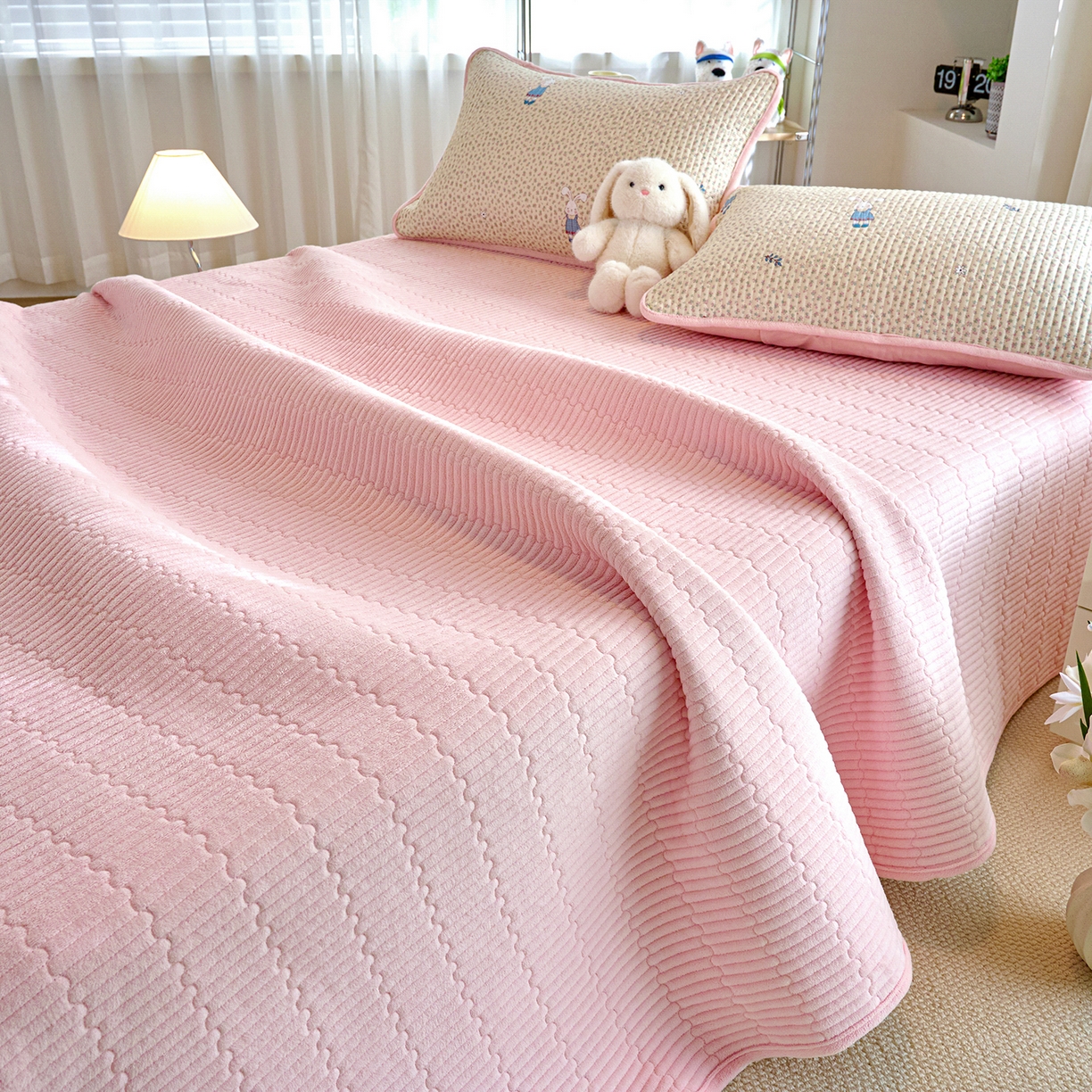 91家纺网 家纺一手货源 找家纺 小叮当家纺仓储工厂店 2025新款A版全棉B版牛奶绒床盖系列单床盖床盖单件 奶呼小兔（A棉B绒）