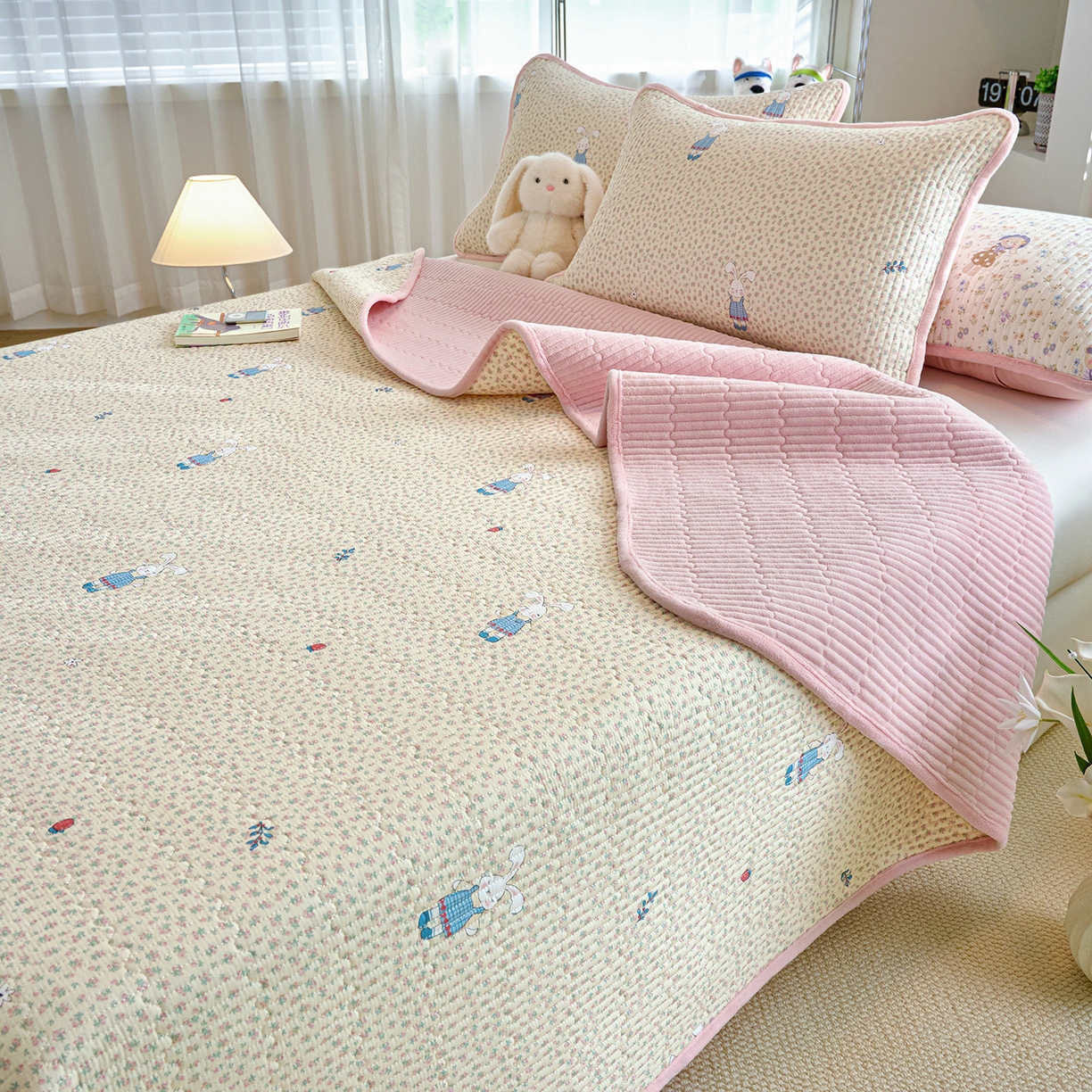 91家纺网 家纺一手货源 找家纺 小叮当家纺仓储工厂店 2025新款A版全棉B版牛奶绒床盖系列单床盖床盖单件 奶呼小兔（A棉B绒）