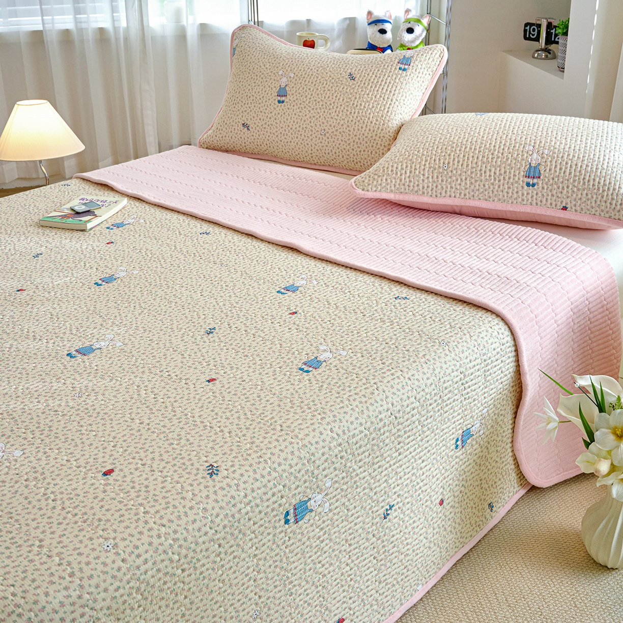 91家纺网 家纺一手货源 找家纺 小叮当家纺仓储工厂店 2025新款A版全棉B版牛奶绒床盖系列单床盖床盖单件 奶呼小兔（A棉B绒）