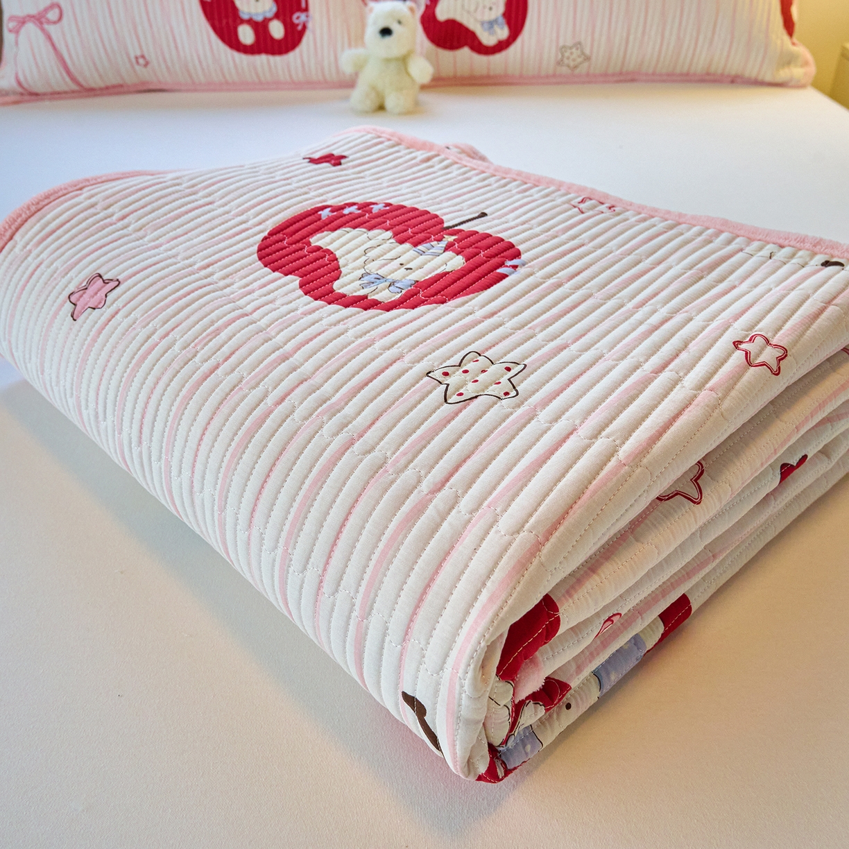 91家纺网 家纺一手货源 找家纺 小叮当家纺仓储工厂店 2025新款A版全棉B版牛奶绒床盖系列单床盖床盖单件 甜心苹果派对（A棉B绒）