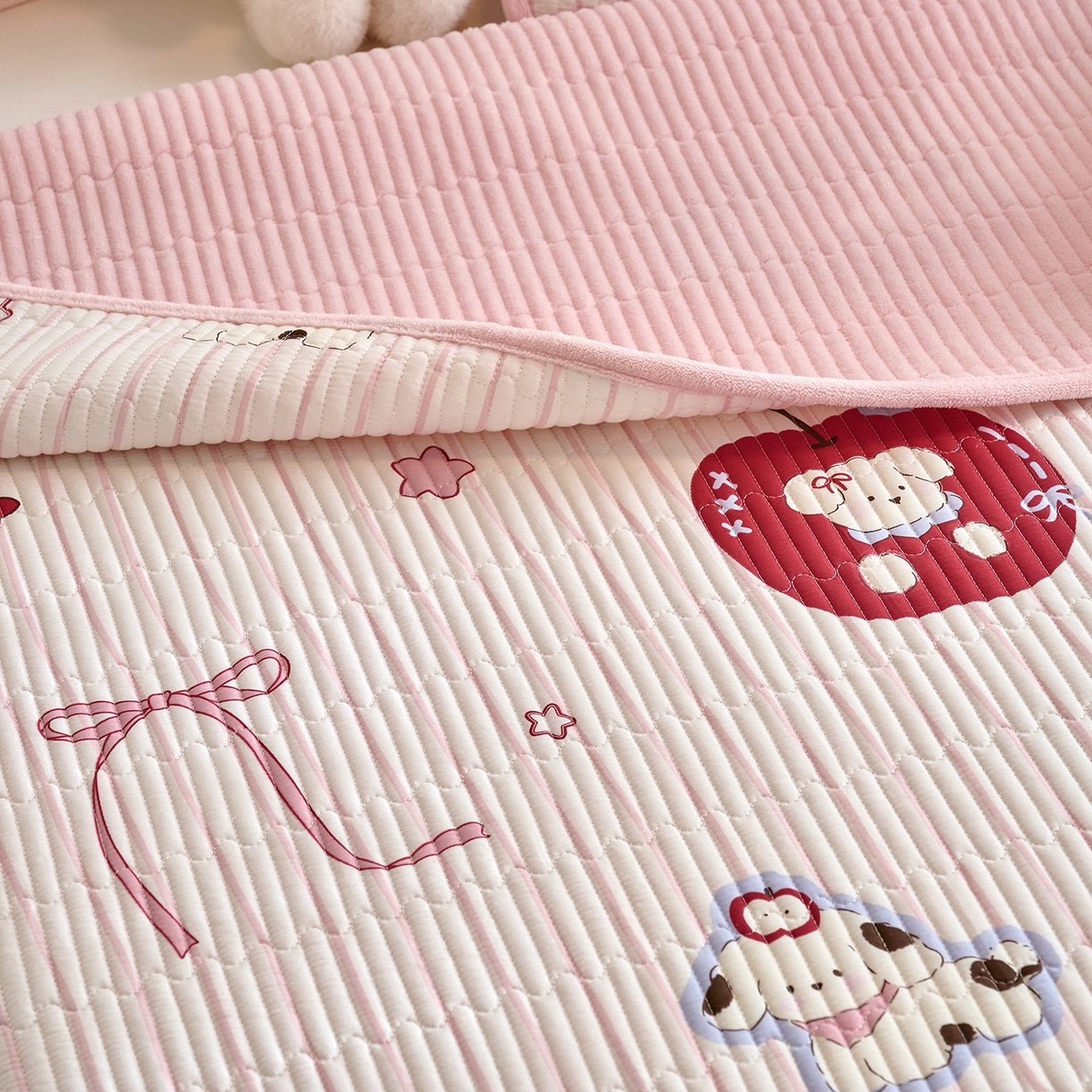 91家纺网 家纺一手货源 找家纺 小叮当家纺仓储工厂店 2025新款A版全棉B版牛奶绒床盖系列单床盖床盖单件 甜心苹果派对（A棉B绒）