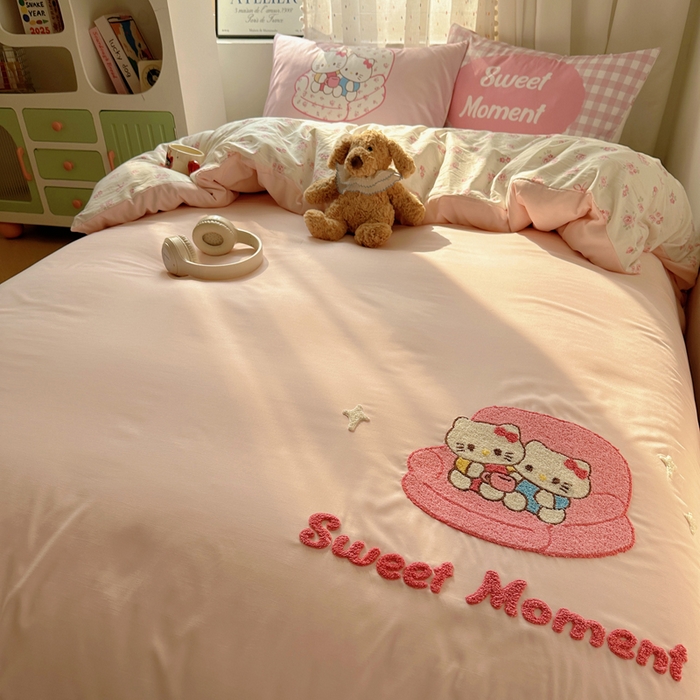 91家纺网 家纺一手货源 找家纺 澜妃 2025新款萌萌哒卡通毛巾绣四件套系列一 甜奶酱小猫