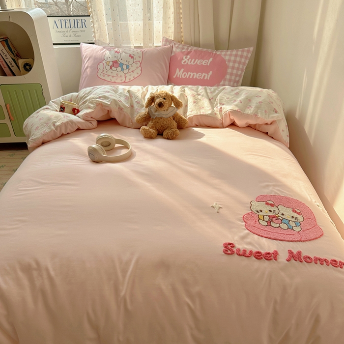 91家纺网 家纺一手货源 找家纺 澜妃 2025新款萌萌哒卡通毛巾绣四件套系列一 甜奶酱小猫