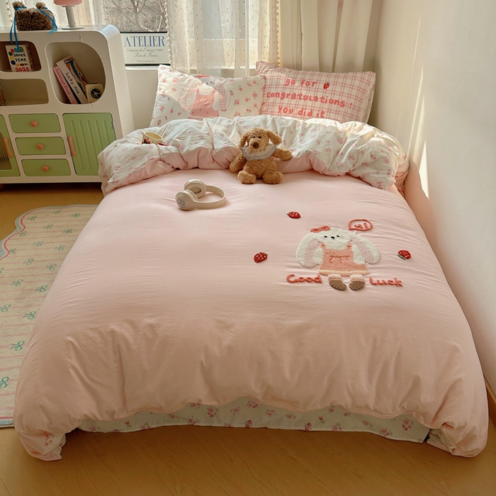 91家纺网 家纺一手货源 找家纺 澜妃 2025新款萌萌哒卡通毛巾绣四件套系列一 花集小兔