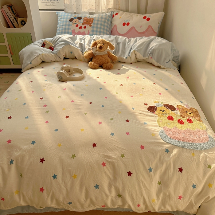 91家纺网 家纺一手货源 找家纺 澜妃 2025新款萌萌哒卡通毛巾绣四件套系列一 小狗吃蛋糕