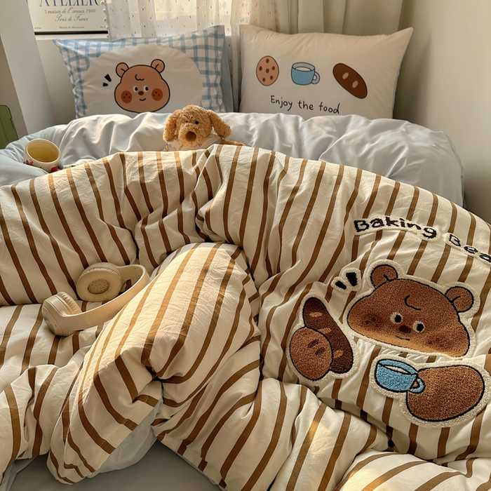 91家纺网 家纺一手货源 找家纺 澜妃 2025新款萌萌哒卡通毛巾绣四件套系列一 法棍面包小熊