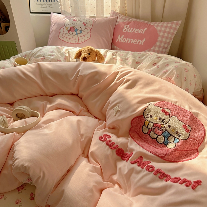 91家纺网 家纺一手货源 找家纺 澜妃 2025新款萌萌哒卡通毛巾绣四件套系列一 甜奶酱小猫