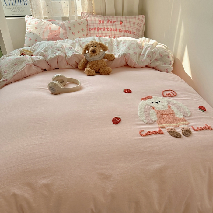 91家纺网 家纺一手货源 找家纺 澜妃 2025新款萌萌哒卡通毛巾绣四件套系列一 花集小兔