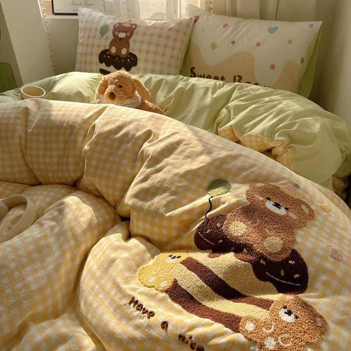 91家纺网 家纺一手货源 找家纺 澜妃 2025新款萌萌哒卡通毛巾绣四件套系列一 巧克力蛋糕熊