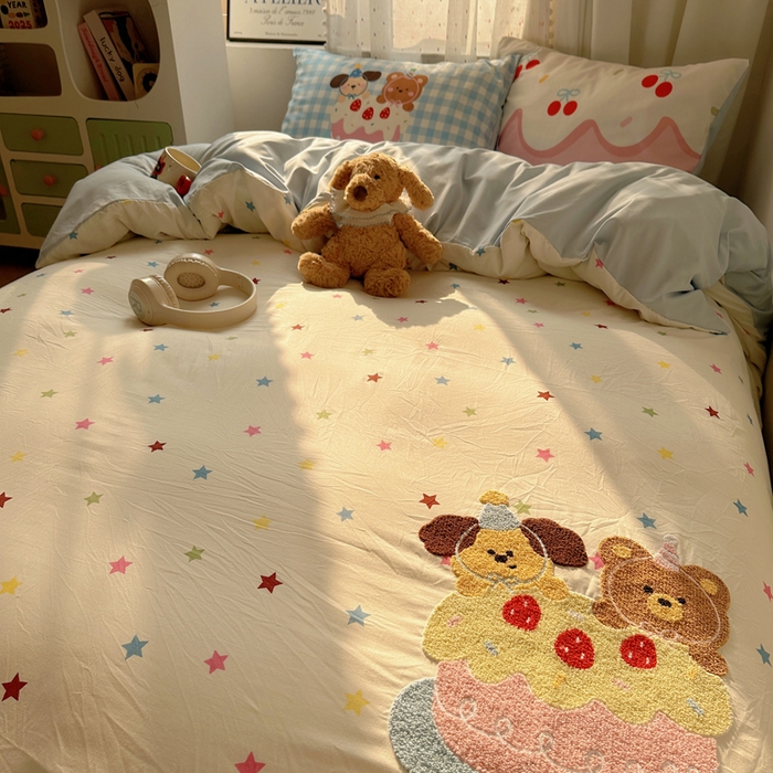 91家纺网 家纺一手货源 找家纺 澜妃 2025新款萌萌哒卡通毛巾绣四件套系列一 小狗吃蛋糕