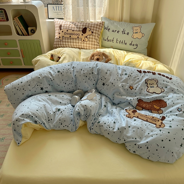 91家纺网 家纺一手货源 找家纺 澜妃 2025新款萌萌哒卡通毛巾绣四件套系列一 三只小腊肠