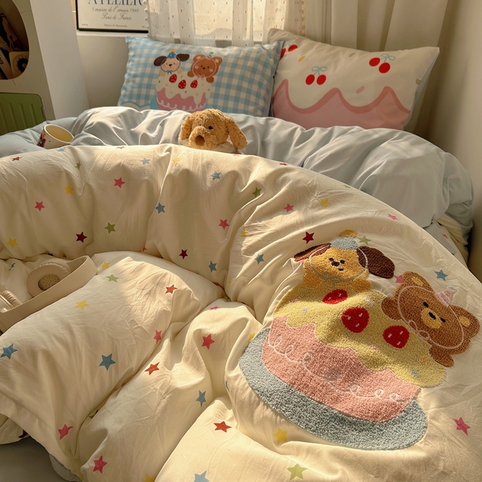 91家纺网 家纺一手货源 找家纺 澜妃 2025新款萌萌哒卡通毛巾绣四件套系列一 小狗吃蛋糕