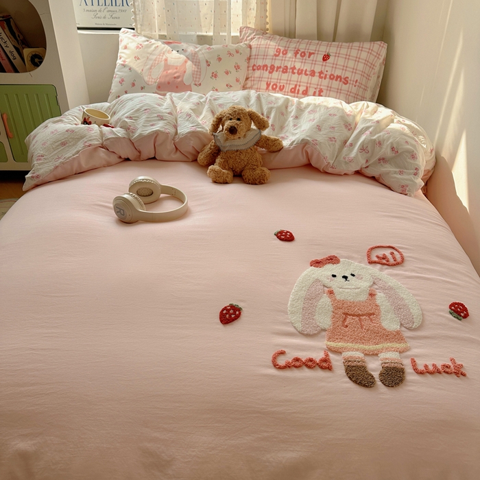 91家纺网 家纺一手货源 找家纺 澜妃 2025新款萌萌哒卡通毛巾绣四件套系列一 花集小兔