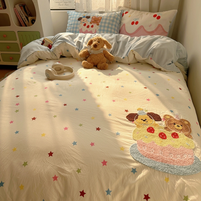 91家纺网 家纺一手货源 找家纺 澜妃 2025新款萌萌哒卡通毛巾绣四件套系列一 小狗吃蛋糕