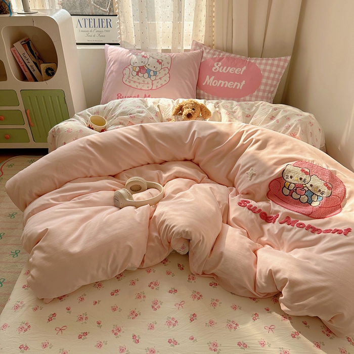 91家纺网 家纺一手货源 找家纺 澜妃 2025新款萌萌哒卡通毛巾绣四件套系列一 甜奶酱小猫