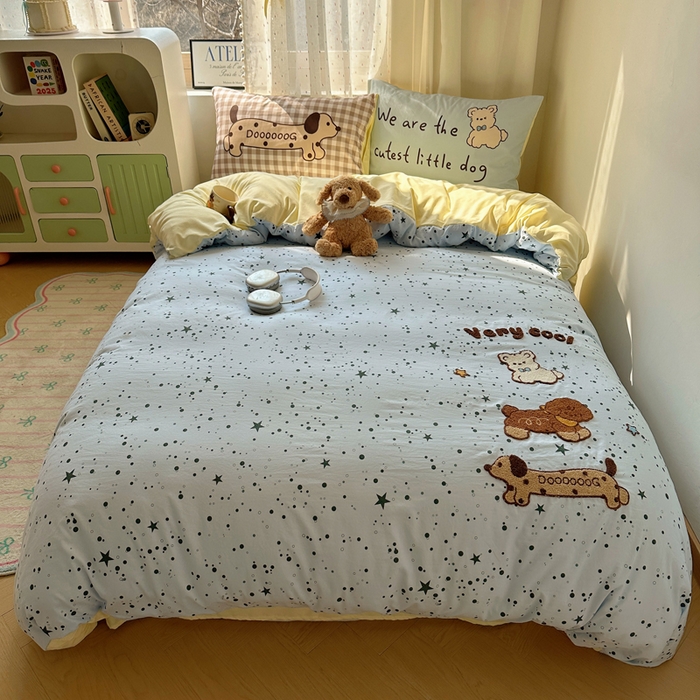 91家纺网 家纺一手货源 找家纺 澜妃 2025新款萌萌哒卡通毛巾绣四件套系列一 三只小腊肠