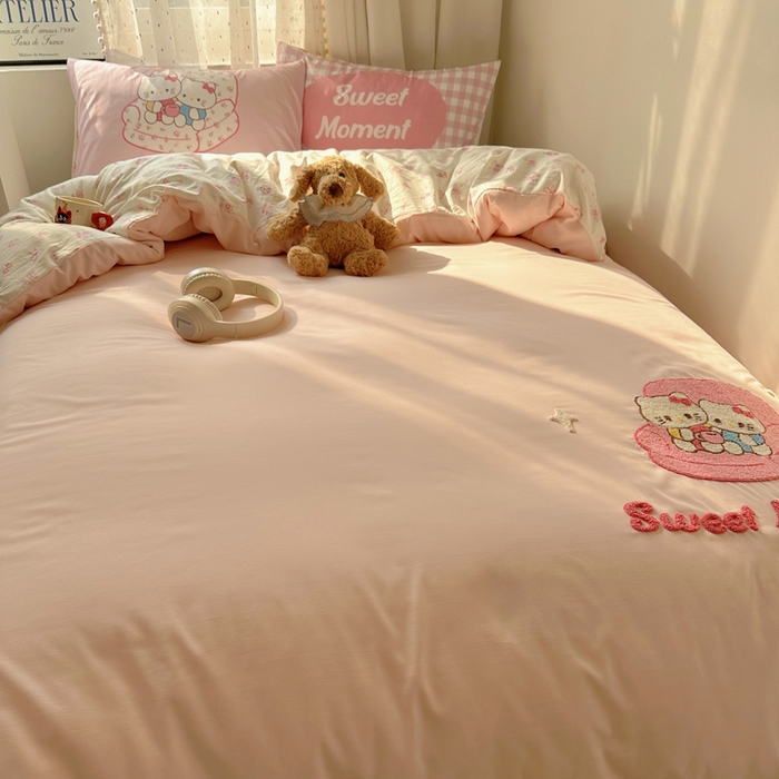 91家纺网 家纺一手货源 找家纺 澜妃 2025新款萌萌哒卡通毛巾绣四件套系列一 甜奶酱小猫