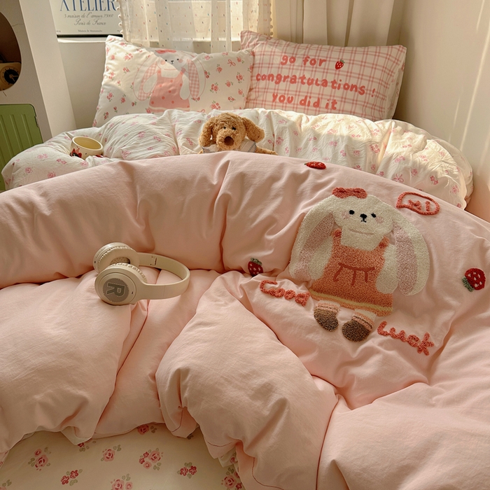 91家纺网 家纺一手货源 找家纺 澜妃 2025新款萌萌哒卡通毛巾绣四件套系列一 花集小兔