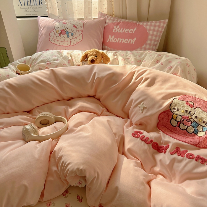 91家纺网 家纺一手货源 找家纺 澜妃 2025新款萌萌哒卡通毛巾绣四件套系列一 甜奶酱小猫