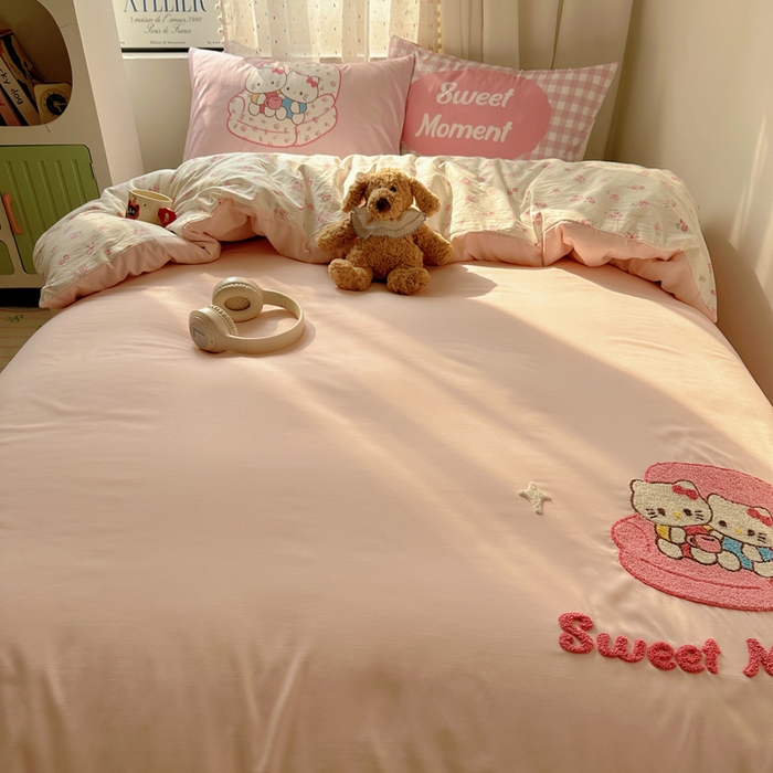 91家纺网 家纺一手货源 找家纺 澜妃 2025新款萌萌哒卡通毛巾绣四件套系列一 甜奶酱小猫