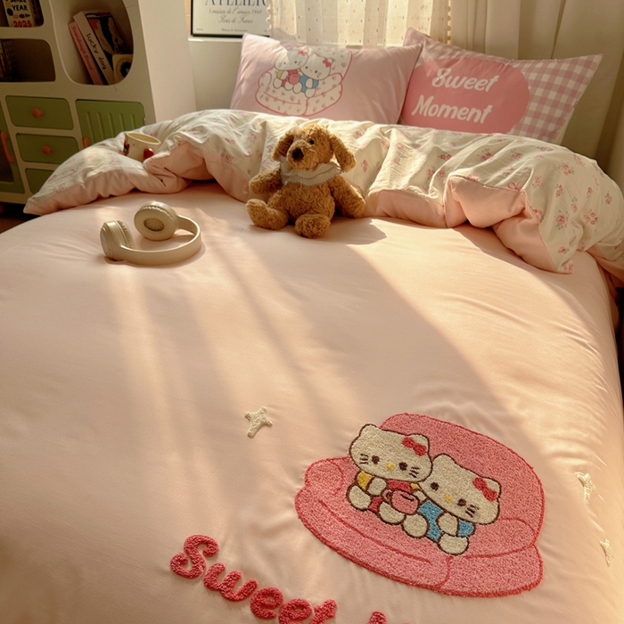 91家纺网 家纺一手货源 找家纺 澜妃 2025新款萌萌哒卡通毛巾绣四件套系列一 甜奶酱小猫