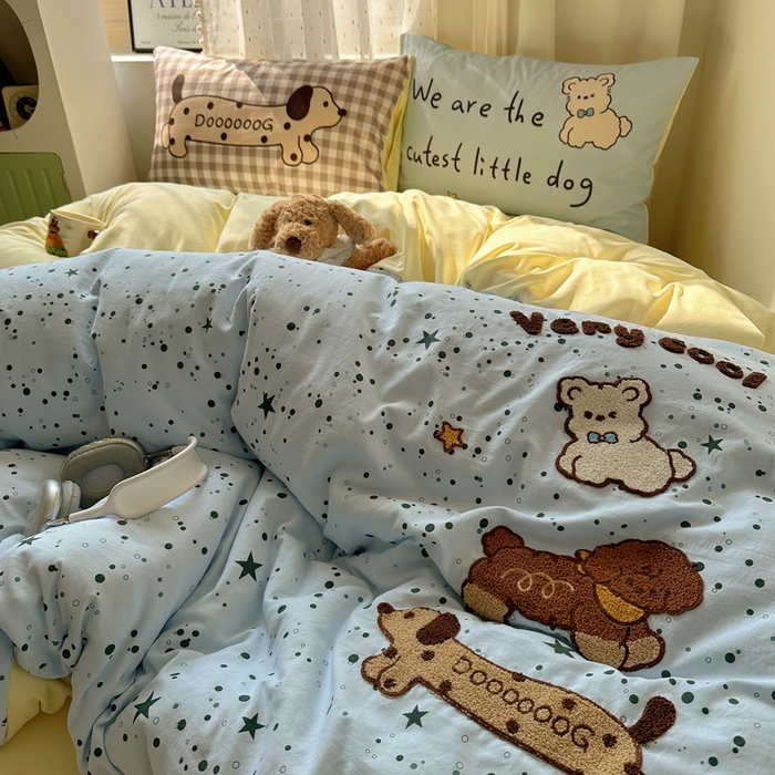 91家纺网 家纺一手货源 找家纺 澜妃 2025新款萌萌哒卡通毛巾绣四件套系列一 三只小腊肠