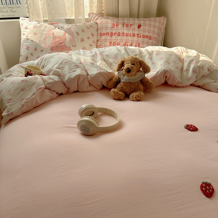 91家纺网 家纺一手货源 找家纺 澜妃 2025新款萌萌哒卡通毛巾绣四件套系列一 花集小兔