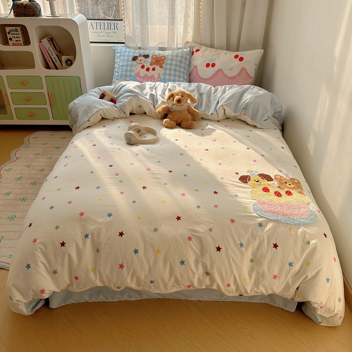 91家纺网 家纺一手货源 找家纺 澜妃 2025新款萌萌哒卡通毛巾绣四件套系列一 小狗吃蛋糕