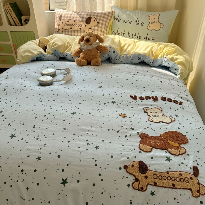 91家纺网 家纺一手货源 找家纺 澜妃 2025新款萌萌哒卡通毛巾绣四件套系列一 三只小腊肠