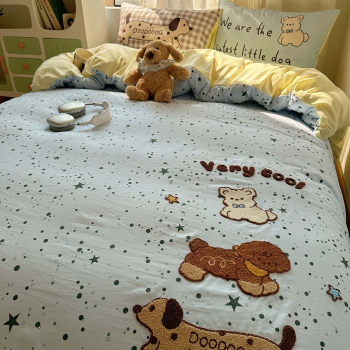 91家纺网 家纺一手货源 找家纺 澜妃 2025新款萌萌哒卡通毛巾绣四件套系列一 三只小腊肠