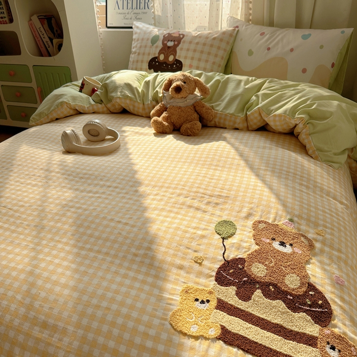 91家纺网 家纺一手货源 找家纺 澜妃 2025新款萌萌哒卡通毛巾绣四件套系列一 巧克力蛋糕熊