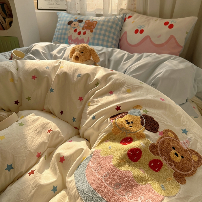 91家纺网 家纺一手货源 找家纺 澜妃 2025新款萌萌哒卡通毛巾绣四件套系列一 小狗吃蛋糕