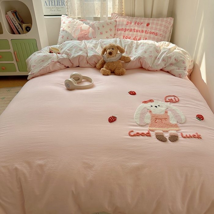 91家纺网 家纺一手货源 找家纺 澜妃 2025新款萌萌哒卡通毛巾绣四件套系列一 花集小兔