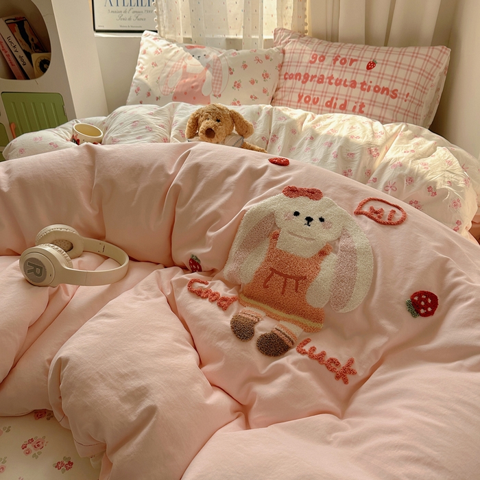 91家纺网 家纺一手货源 找家纺 澜妃 2025新款萌萌哒卡通毛巾绣四件套系列一 花集小兔