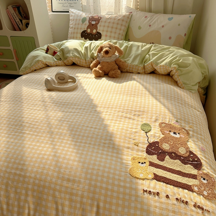 91家纺网 家纺一手货源 找家纺 澜妃 2025新款萌萌哒卡通毛巾绣四件套系列一 巧克力蛋糕熊