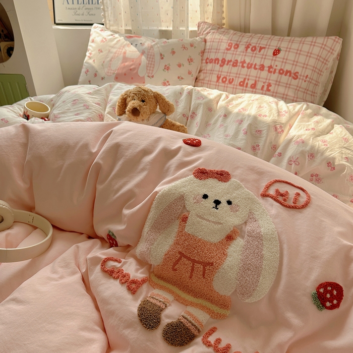 91家纺网 家纺一手货源 找家纺 澜妃 2025新款萌萌哒卡通毛巾绣四件套系列一 花集小兔