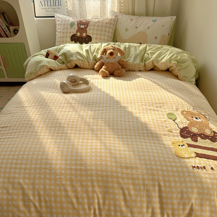 91家纺网 家纺一手货源 找家纺 澜妃 2025新款萌萌哒卡通毛巾绣四件套系列一 巧克力蛋糕熊