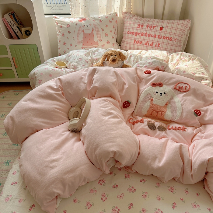 91家纺网 家纺一手货源 找家纺 澜妃 2025新款萌萌哒卡通毛巾绣四件套系列一 花集小兔