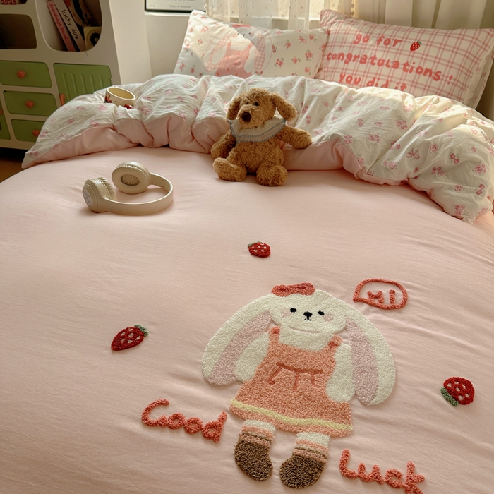 91家纺网 家纺一手货源 找家纺 澜妃 2025新款萌萌哒卡通毛巾绣四件套系列一 花集小兔