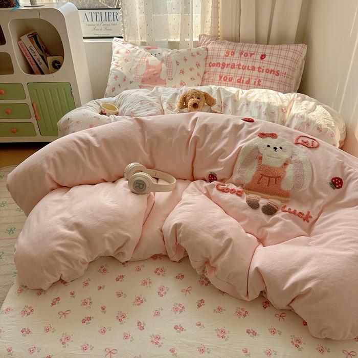 91家纺网 家纺一手货源 找家纺 澜妃 2025新款萌萌哒卡通毛巾绣四件套系列一 花集小兔