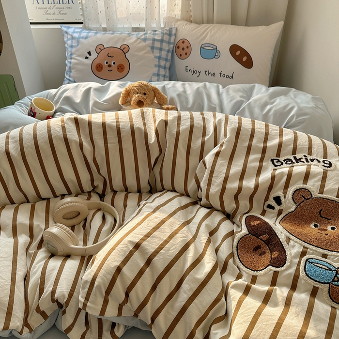 91家纺网 家纺一手货源 找家纺 澜妃 2025新款萌萌哒卡通毛巾绣四件套系列一 法棍面包小熊