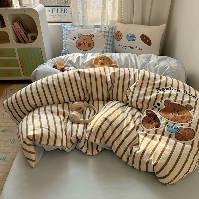 91家纺网 家纺一手货源 找家纺 澜妃 2025新款萌萌哒卡通毛巾绣四件套系列一 法棍面包小熊